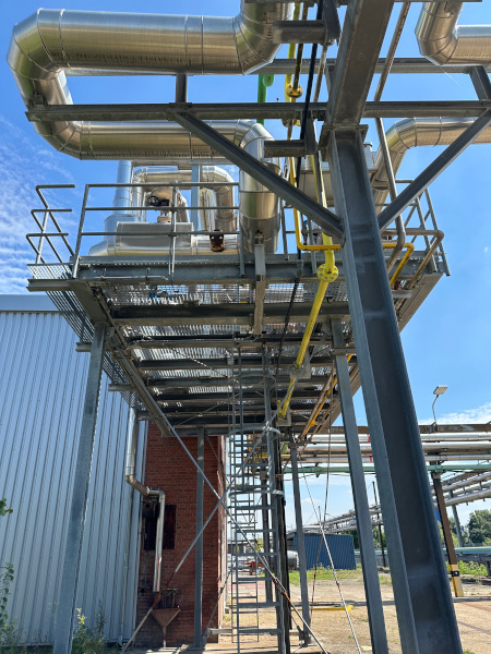Technische Versorgungsanlage in einem Industriebauwerk